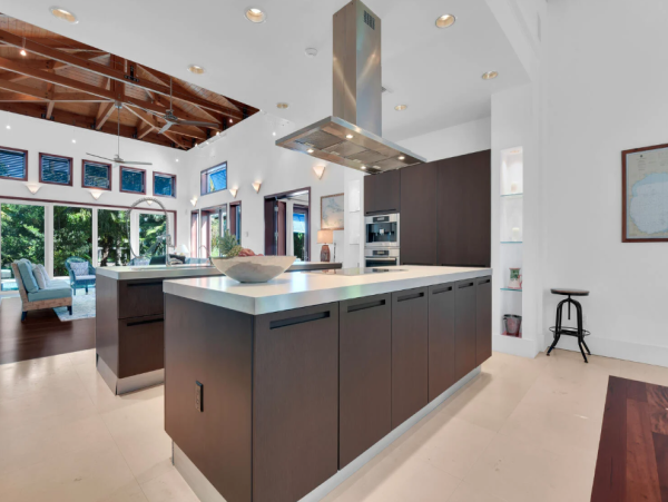 Luxury Coastal Retreat in Naples - Your Perfect Getaway